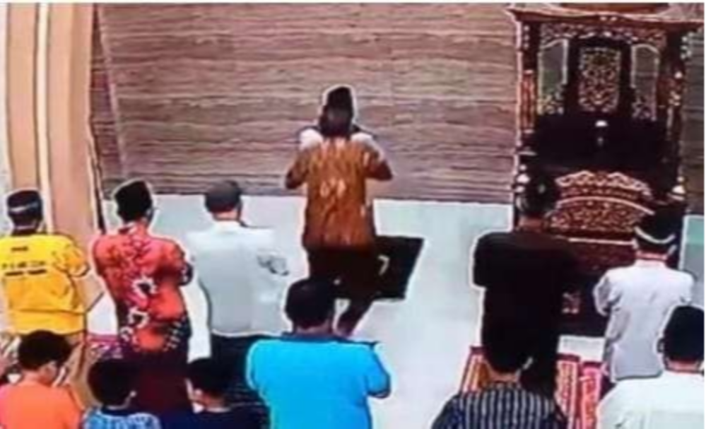 Imam di sebuah masjid di Jatiwaringin Bekasi Kota yang dipukul seseorang. (Foto: tangkapan video)