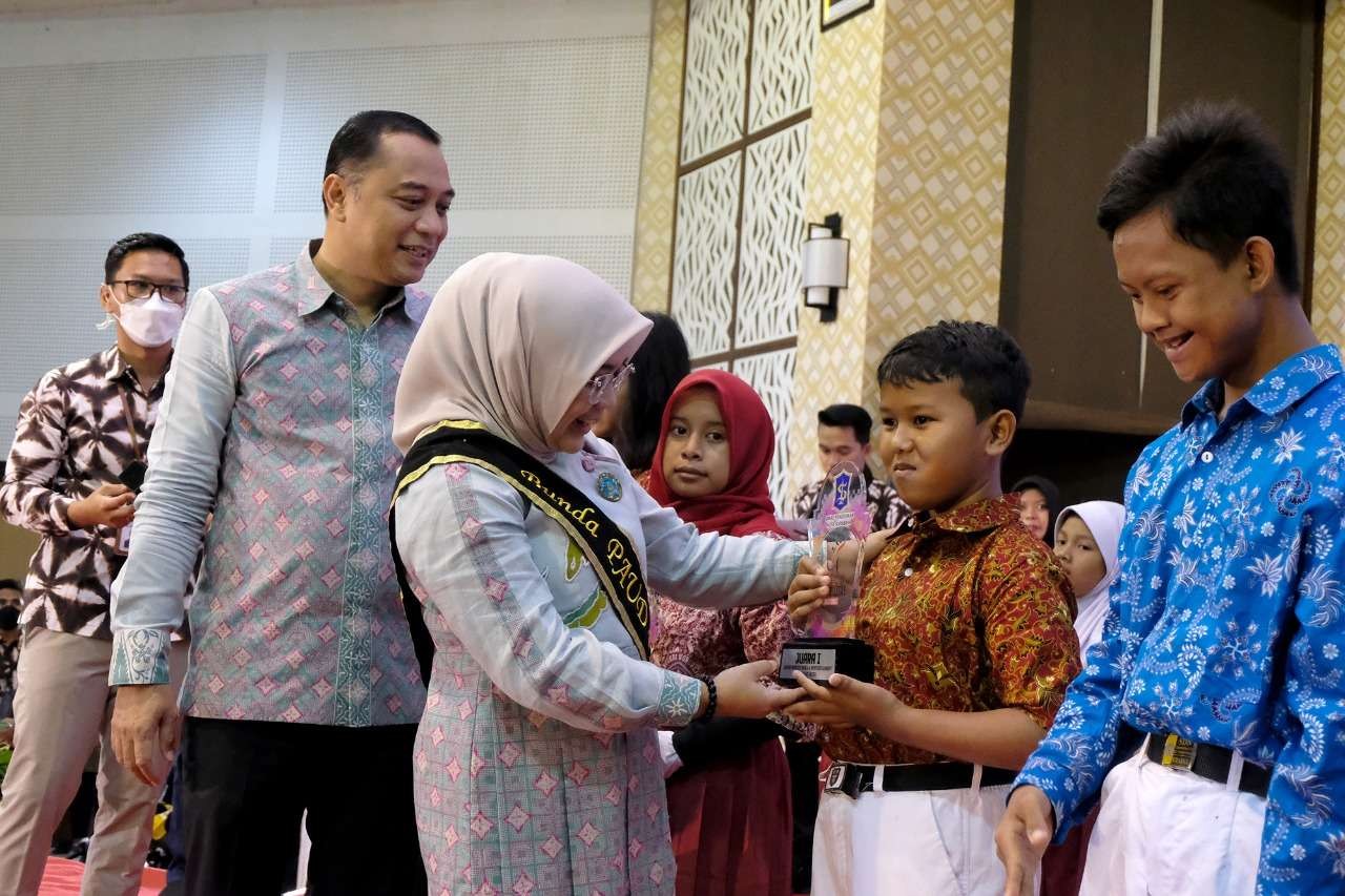 Walikota Surabaya, Eri Cahyadi bersama istrinya saat menyapa anak disabilitas di Surabaya. (Foto: Humas Pemkot Surabaya)
