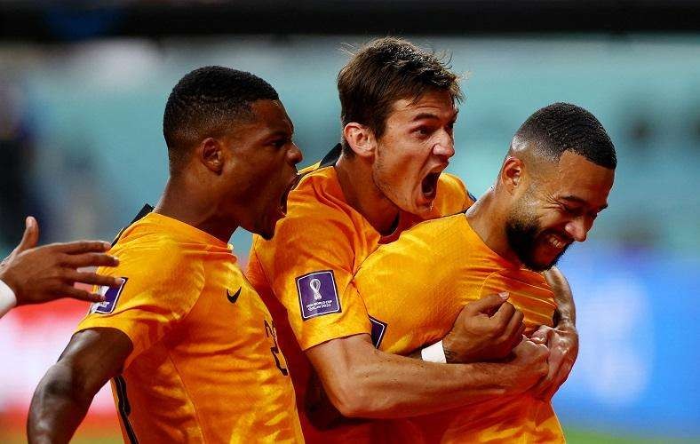 Memphis Depay cetak gol yang membawa Belanda unggul sementara atas Amerika Serikat di babak pertama. (Foto: AFP)