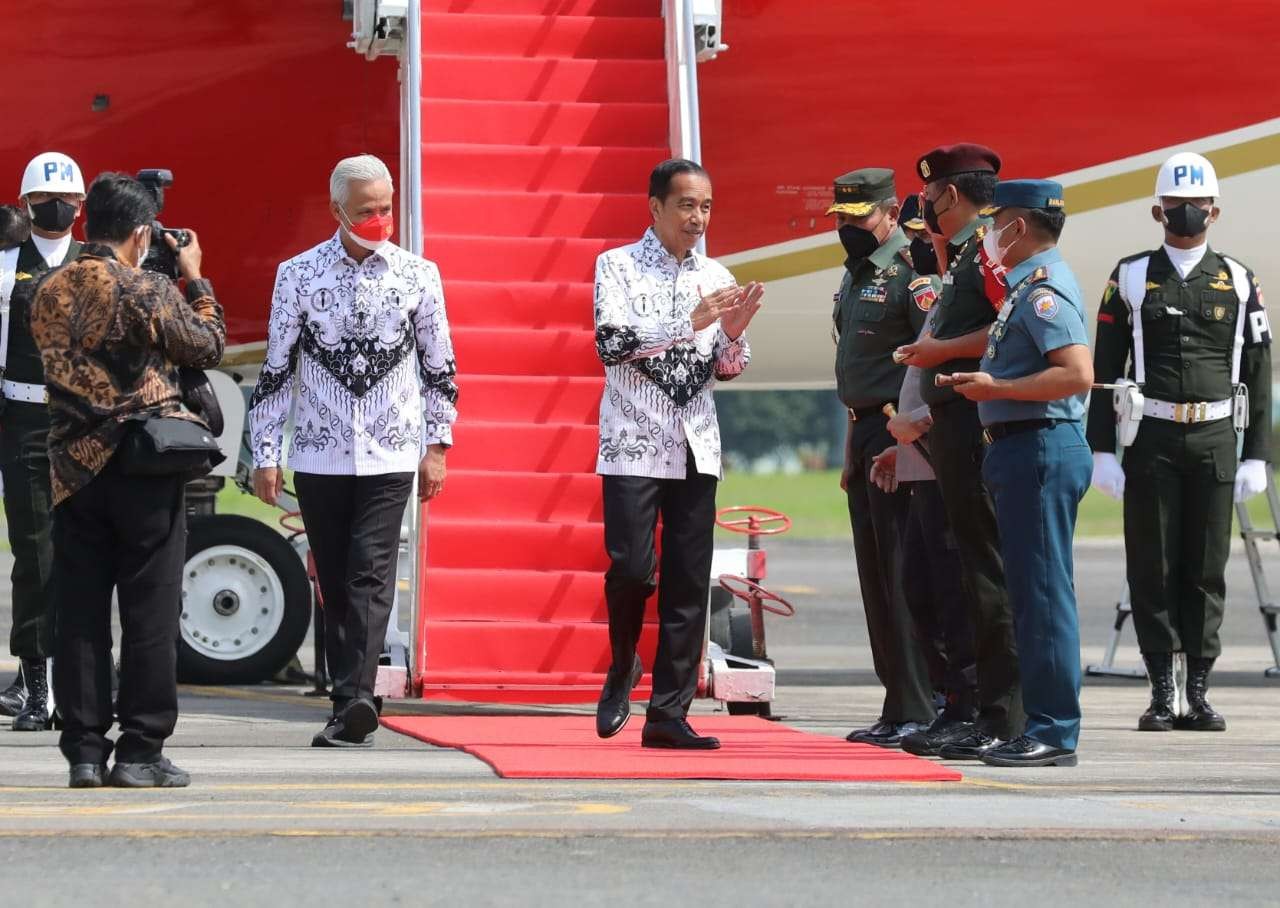 Gubernur Jawa Tengah, Ganjar Pranowo mendampingi Presiden Jokowi di HUT ke-77 PGRI dan peringatan Hari Guru Nasional. (Foto: Dokumentasi Pemprov Jateng)