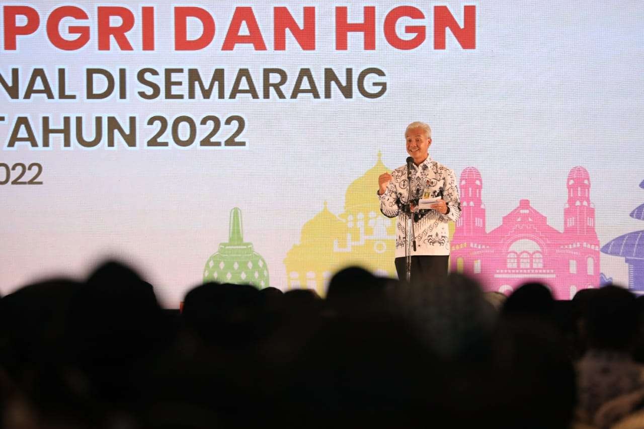 Gubernur Jawa Tengah, Ganjar Pranowo memberikan sambutan di HUT ke-77 PGRI dan Peringatan Hari Guru Nasional, di Marina Convention Center, Semarang, Sabtu 3 Desember 2022. Agenda ini dihadiri oleh Presiden Jokowi. (Foto: Pemprov Jateng)