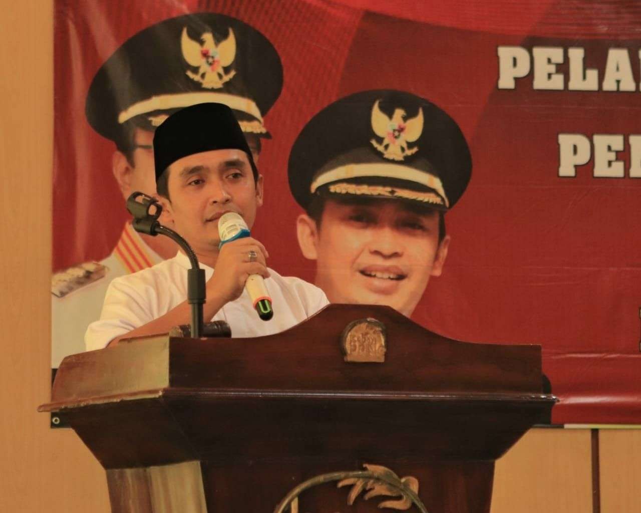 Wakil Walikota Pasuruan, Adi Wibowo, melantik Pengurus DPD dan DPK Persatuan Perawat Nasional Indonesia (PPNI) Kota Pasuruan periode 2022-2027. (Foto: Dok Pemkot Pasuruan)