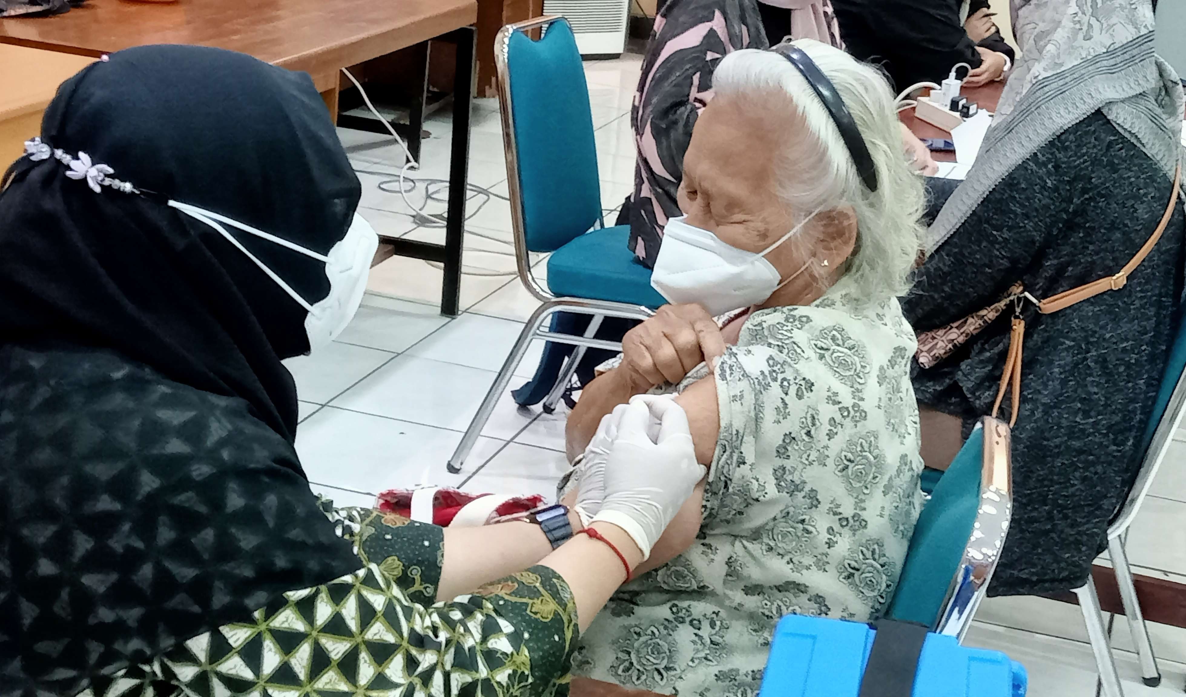 Seorang nenek menerima vaksinasi booster kedua di Puskesmas Palmerah, Jakarta Barat, Sabtu, 3 Desember 2022. (Foto: Asmanu Sudharso/Ngopibareng.id)