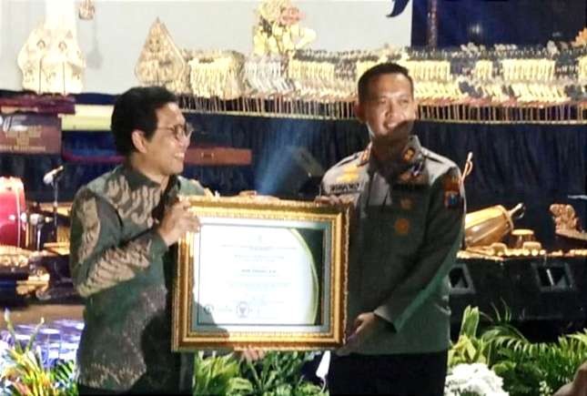 Kapolres Bondowoso AKBP Wimboko menerima penghargaan dari Mendes PDTT RI, Abdul Halim Iskandar di Jakarta. (Foto: Humas Polres Bondowoso)