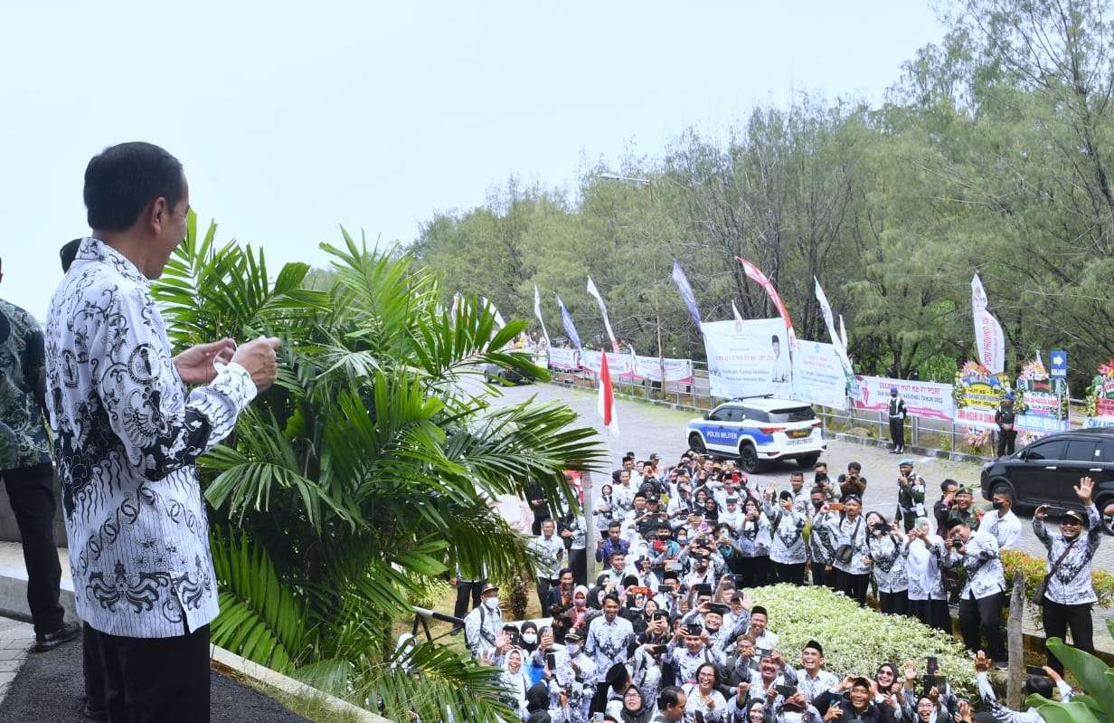 Presiden Joko Widodo menghadiri Puncak Peringatan Hari Ulang Tahun Ke-77 Persatuan Guru Republik Indonesia di Semarang (Foto: BPMI Setpres)