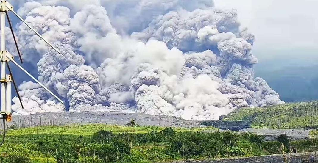 AirNav Indonesia mengeluarkan peringatan penerbangan imbas erupsi Gunung Semeru. (Foto: Tangkapan Video)