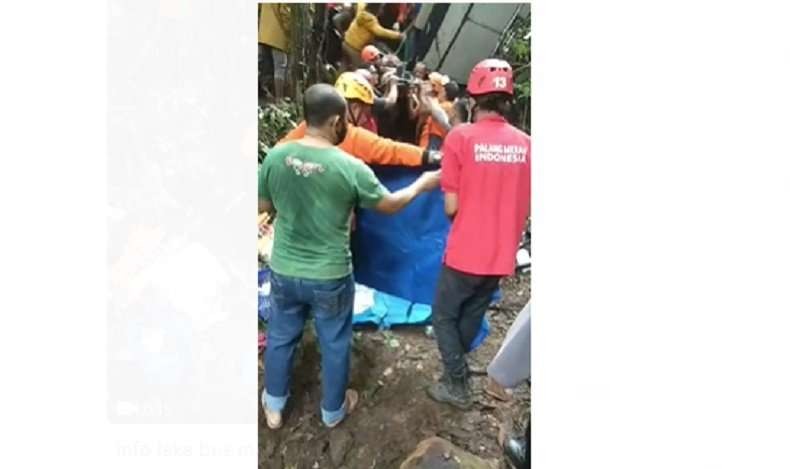 Warga melakukan evakuasi korban kecelakaan bus pariwisata masuk jurang di Magetan, Jawa Timur. (Foto: Tangkapan layar youtube)