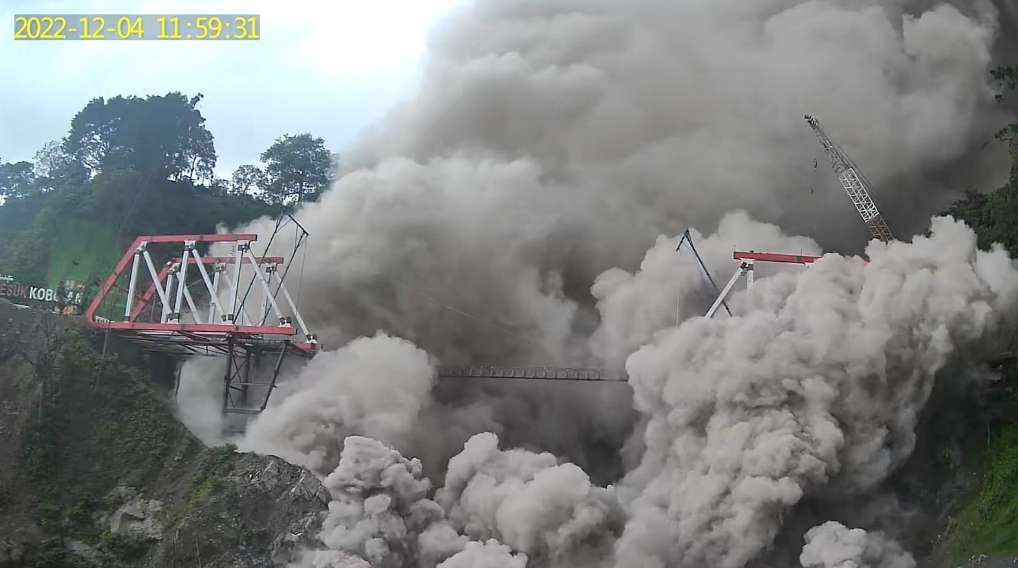 Kondisi Jembatan Gladak Perak kembali dihantam erupsi Gunung Semeru, Minggu 4 Desember 2022. (Foto: Twitter @info_semeru)