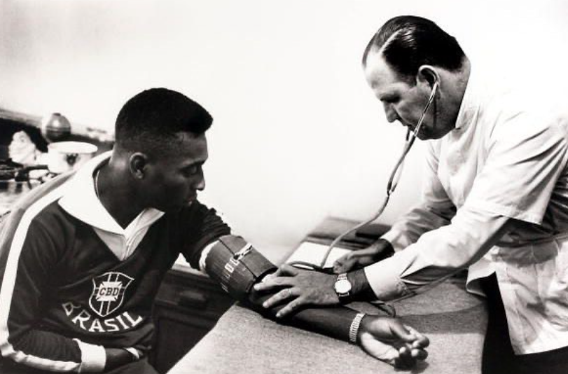 Pele, legenda sepak bola asal Brasil sedang bertarung melawan kanker usus besar. Kondisinya kini disebut membaik dalam perawatan di rumah sakit. (Foto: instagram)