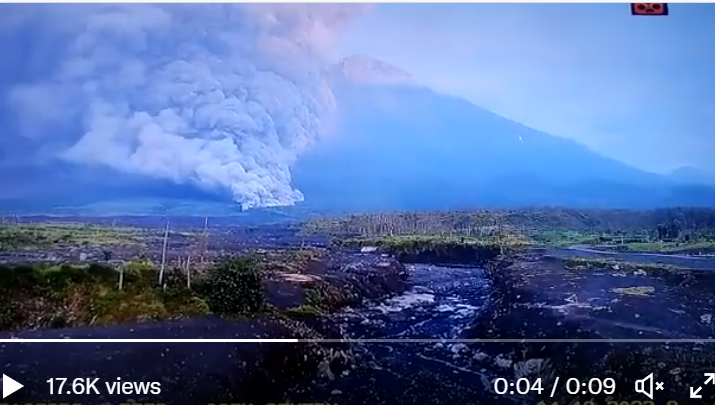 Gunung Semeru mengalami erupsi, pada Minggu, 4 Desember 2022, pukul 2.46 WIB. Foto dan video erupsi Semeru membanjiri media sosial. (Foto: Twitter)