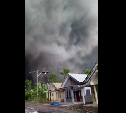 Hujan abu erupsi Gunung Semeru disertai gerimis di pemukiman warga. (Foto: Twitter)