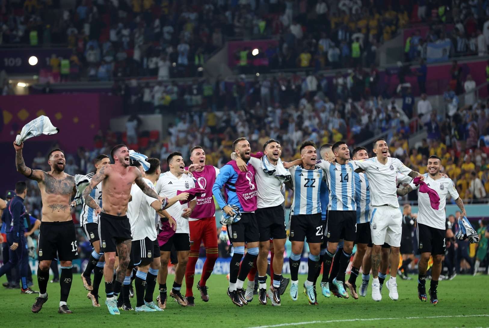 Para pemain Argentina merayakan kemenangan mereka atas Australia di babak 8 besar Piala Dunia Qatar 2022. (Foto: Twitter/@FIFAWorldCup)