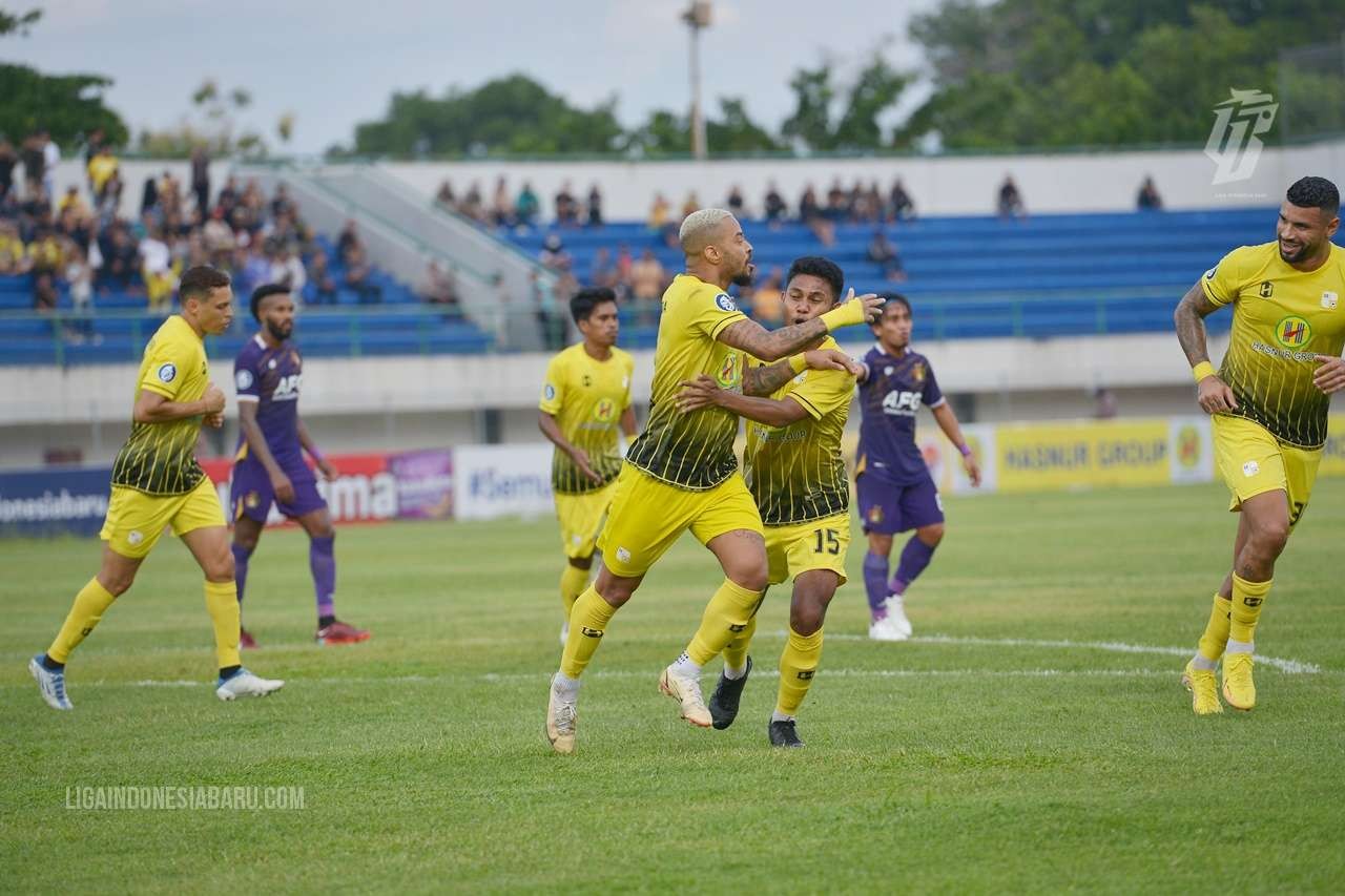 Pemain Barito Putera menghadapi Persebaya Surabaya dalam lanjutan Liga 1 2022/2023 pekan ke-12. (Foto: LIB)