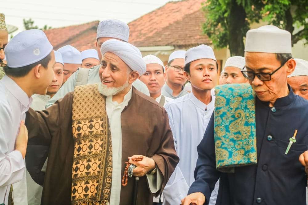Sang Guru Mulia Sayyidi Syekh Muhammad Ba'athiyah mengunjungi Ponpes Darunajat Bumiayu, Brebes, beliau disambut hangat oleh pengasuhnya KH. Aminuddin. (Foto:ulama taman)