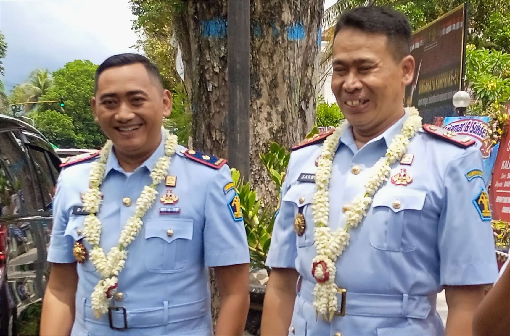 Kalapas Bondowoso baru  Dian Artanto (kiri) dan pendahulinya Sarwito yang pindah sebagai Kepala Bapas Kelas I Semarang. (foto:guido saphan/ngopibareng.id)