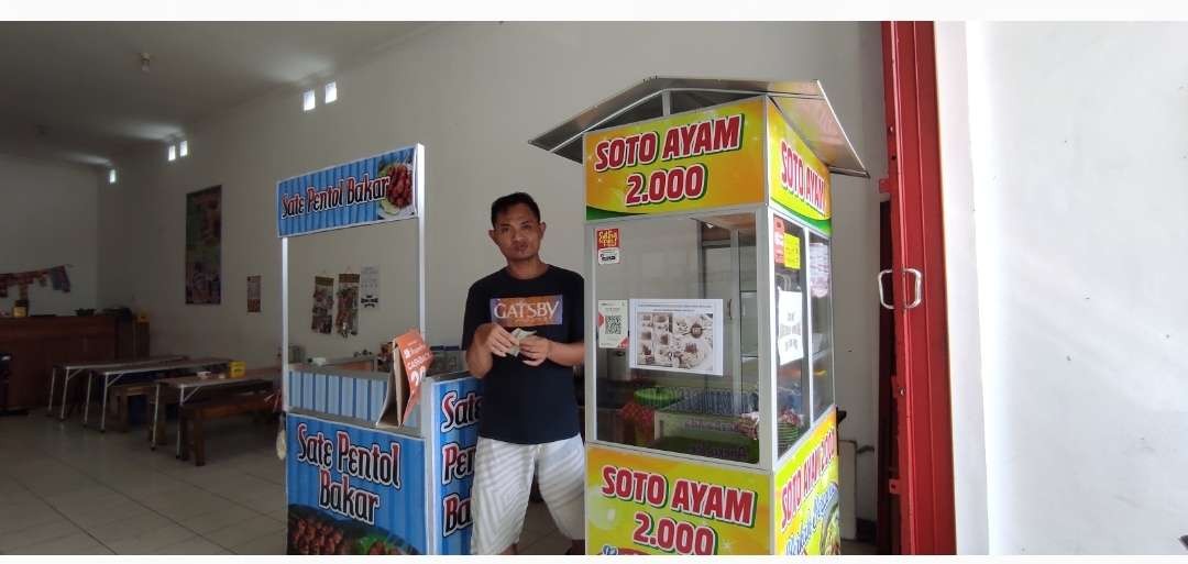 Janjan, pemilik warung soto daging, soto ayam, dan rawon Rp5000-an di Kediri. (Foto: Fendhy Plesmana/Ngopibareng.id)