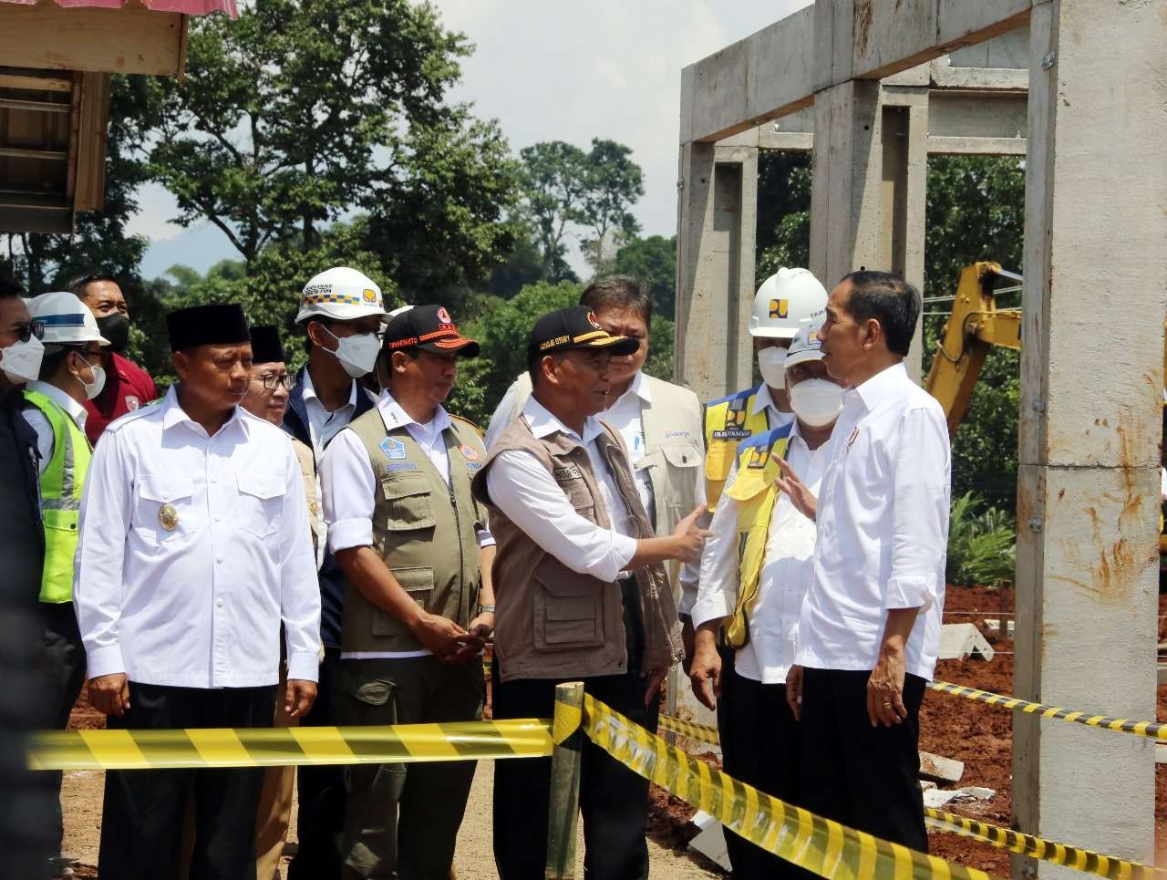 Presiden Jokowi dan Menko PMK Muhadjir Effendy dan rombongan mengunjungi bencana gempa bumi di Kabupaten Cianjur, pada Senin 5 Desember 2022. (Foto: dok. Istimewa)