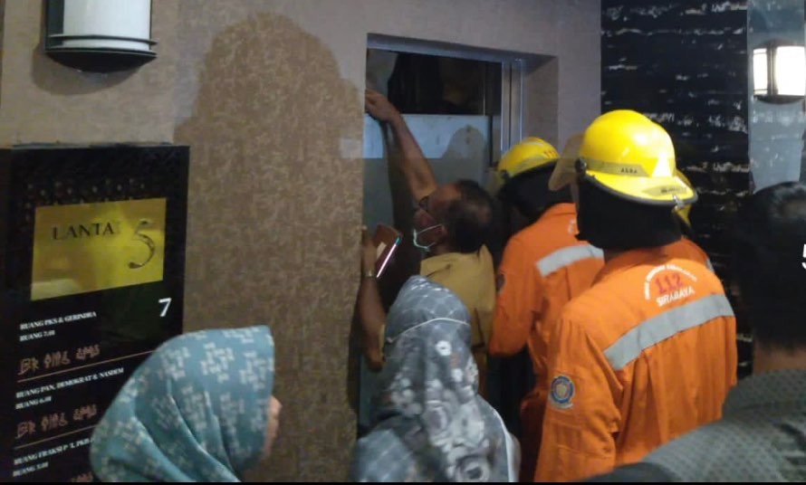 Proses evakuasi korban di lift DPRD Surabaya (Foto: dok. BPBD Surabaya)