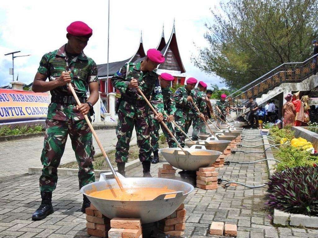 Prajurit TNI AL Yonmarhanlan II dan masyarakat Minangkabau memasak rendang 10 ton yang dilaksanakan di kantor Lembaga Kerapatan Adat Alam Minangkabau (LKAAM), Kota Padang, Sumatera Barat, Senin 5 Desember 2022. (FOto: dok. TNI AL)