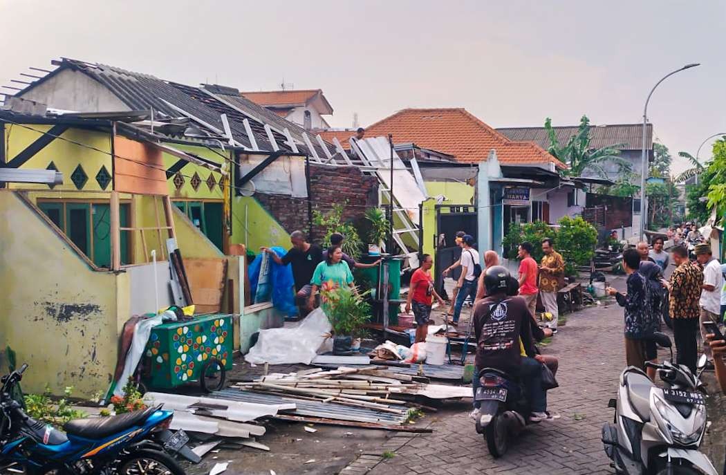 Kondisi rumah warga Medaeng, waru usai diterjang angin puting beliung (Foto: Aini/Ngopibareng.id)