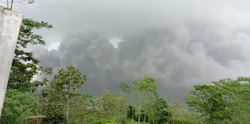 Awan panas guguran (APG) Gunung Semeru yang terjadi pada Minggu 4 Desember 2022). (Foto: BPBD Kabupaten Lumajang)