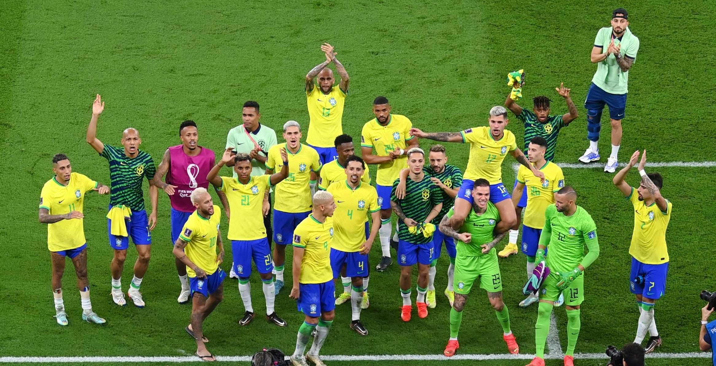 Para pemain Timnas Brasil merayakan keberhasilan mereka melaju ke babak 8 besar usai mengalahkan Timnas Korsel 4-1, Selasa 6 Desember 2022 dini hari WIB. (Foto: Twitter/@FIFAWorldCup)