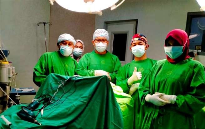 Para dokter di RSUD dr Koesnadi Bondowoso usai melakukan operasi. (Foto: Guido Saphan/Ngopibareng.id)