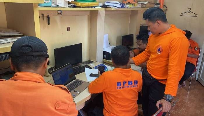 TRC BPBD Jember sedang memantau perkembangan informasi dampak gempa (Foto: Rusdi/Ngopibareng.id)