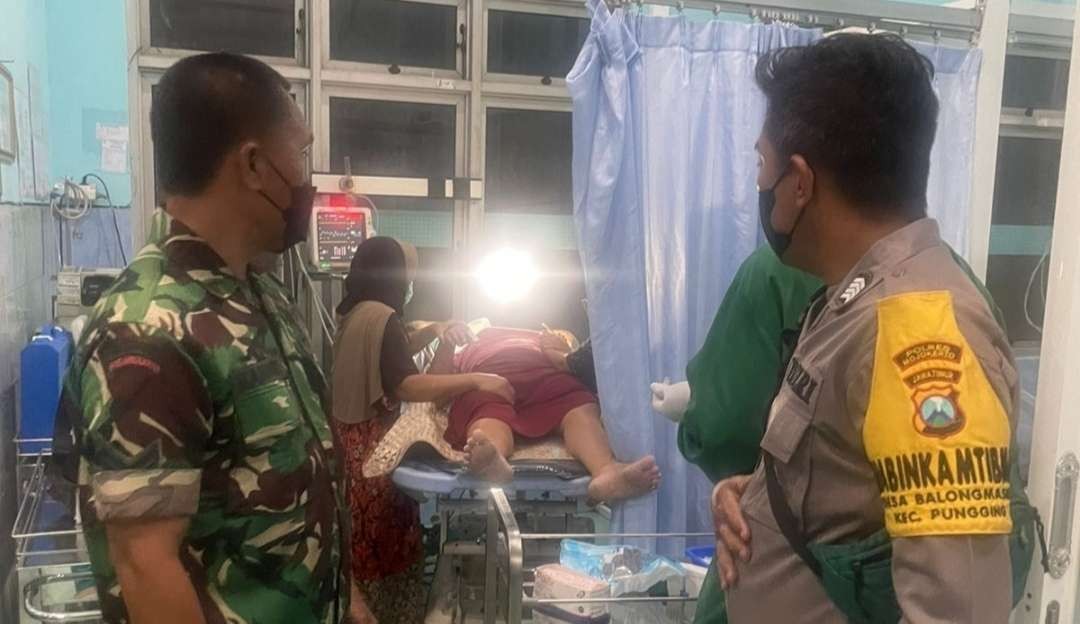 Korban mengalami luka bacok pada kepala dilarikan ke rumah sakit. (Foto: Dokumen Humas Polres Mojokerto)