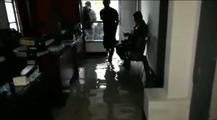 Kondisi ruangan di Kantor Bawaslu Jember saat terendam banjir (Foto: Istimewa)