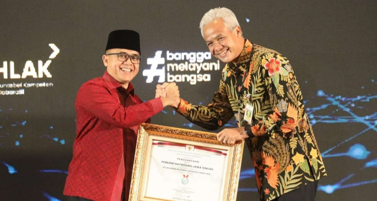 Gubernur Jawa Tengah Ganjar Pranowo saat menerima penghargaa dari Kementerian PAN RB. (Foto: dok Humas Pemprov Jateng)