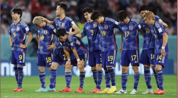 Para pemain Jepang tertunduk lesu usai kalah adu penalti melawan Kroasia (Foto: Fifa.com)