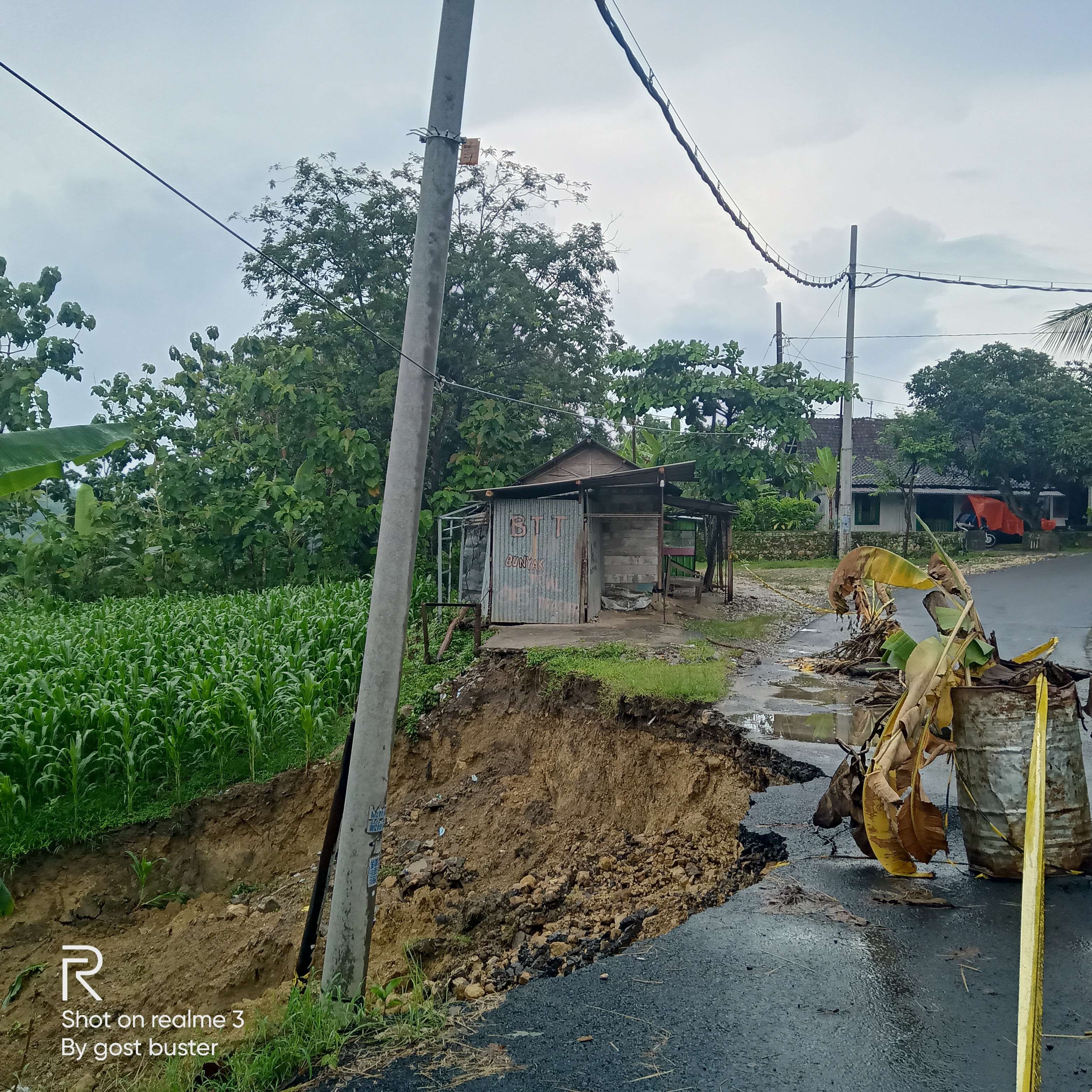 Bahu jalan di Desa Banyuurip, longsor akibat abarasi (Foto: Ahmad Sampurno/ Ngopibareng.id)