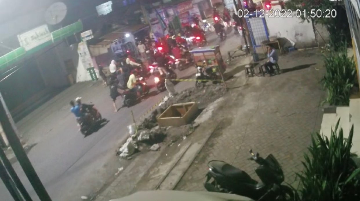 Sebanyak 12 orang anggota perguruan silat yang menyerang warkop di Jalan Keputih Surabaya sudah dipulangkan. (Foto: CCTV)