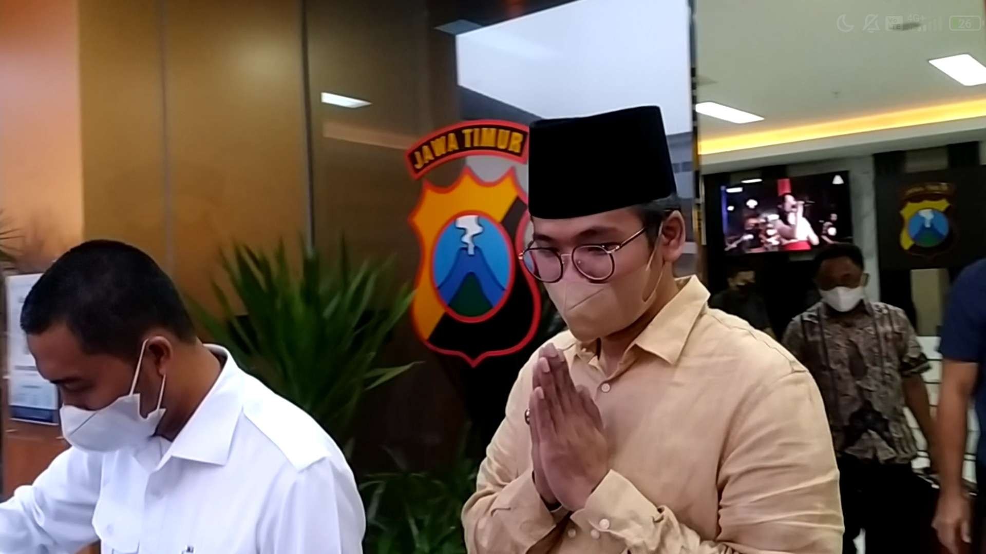 Bupati Bangkalan, Abdul Latif Amin Imron ditangkap KPK usai pemeriksaan dugaan kasus jual beli jabatan di Polda Jatim, Surabaya, Rabu 7 Desember 2022. (Foto: Fariz Yarbo/Ngopibareng.id)