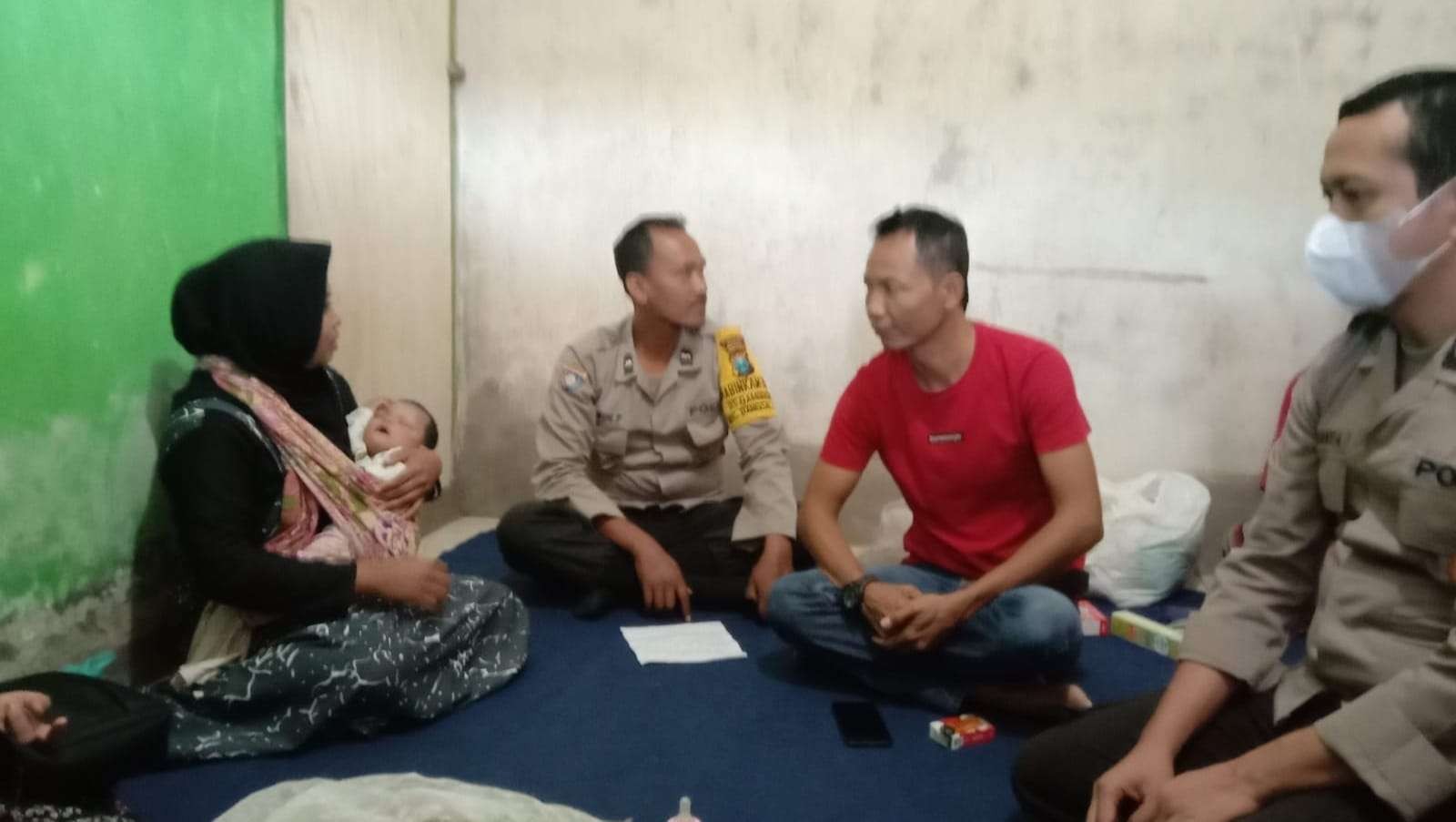 Anggota Polsek Bangsalsari Jember saat mengunjungi rumah penemu bayi. (Foto: Dokumentasi Polsek Bangsalsari)