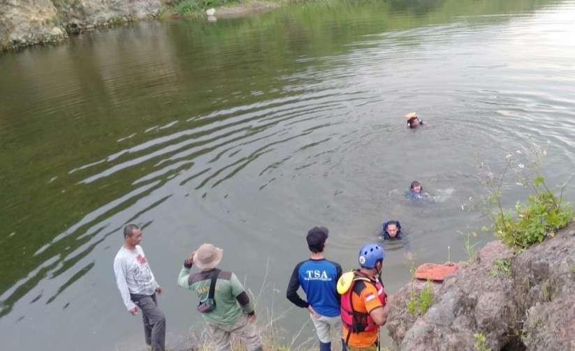 Pencarian korban tenggelam di bekas galian C.(Foto Dokumen Humas Polres Mojokerto)