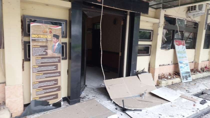 Olah tempat kejadian perkara (TKP) dari aksi teror bom di Polsek Astana Anyar, Bandung, Jawa Barat,yang terjadi pada Rabu 7 Desember 2022. (Foto: Istimewa)