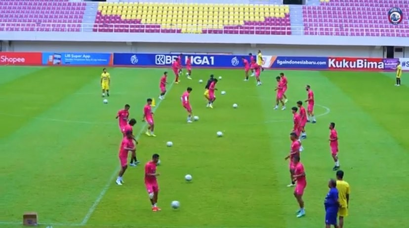 Skuat Arema FC saat menjalani sesi latihan di Stadion Manahan, Solo. (Foto: Twitter/@AremafcOfficial)