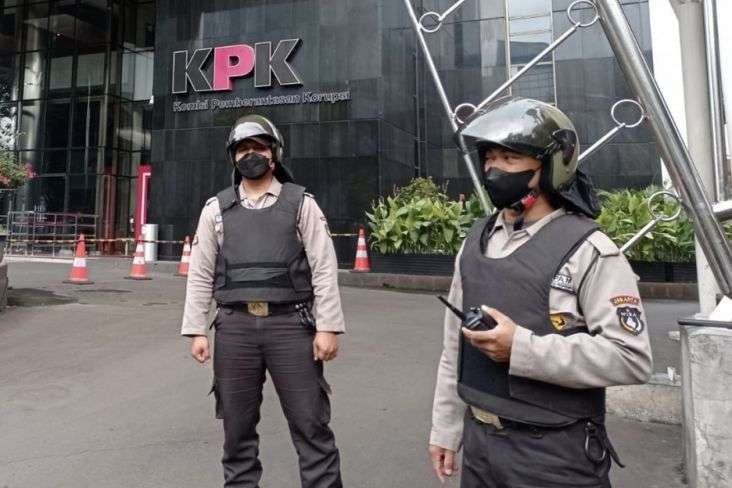 Pertugas jaga di Gedung Merah Putih atau gedung KPK, melengkapi diri dengan rompi anti-peluru sebagai antisipasi terjadinya bom bunuh diri di  Polsek Astana Anyar, Bandung. (Foto: istimewa)