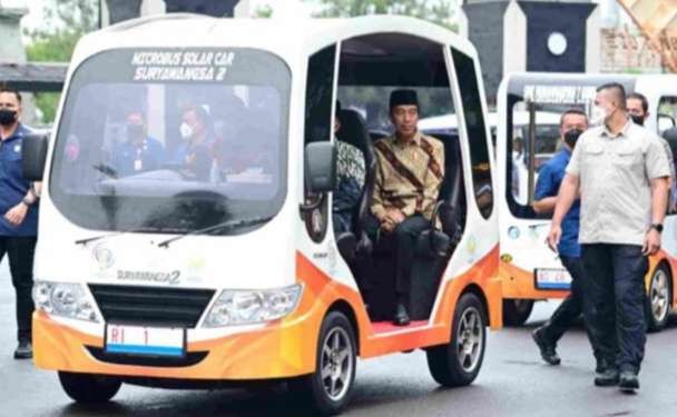 Presiden Jokowi mencoba naik mobil listrik bertenaga matahari, Suryawangsa 2 Arjuna 4.0 karya SMK Muhammadiyah 7 Gondanglegi pada Muktamar Muhammadiyah di Solo yang lalu. (Foto: Arsip Diksi)