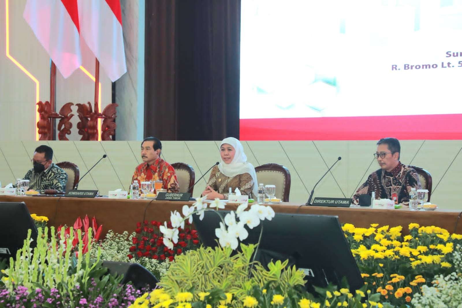 Gubernur Jatim, Khofifah Indar Parawansa saat menghadiri RUPS LB Bank Jatim di Kantor Bank Jatim, Surabaya, Rabu 7 Desember 2022. (Foto: Humas Prov Jatim)