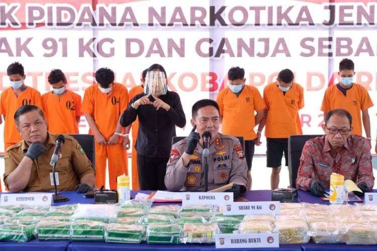 Kapolda Riau Irjen Pol Mohammad Iqbal dalam keterangan pers pengungkapan kasus 800 kg sabu sabu ataul 8 kuintal sabu. (Foto: Humas Polri)