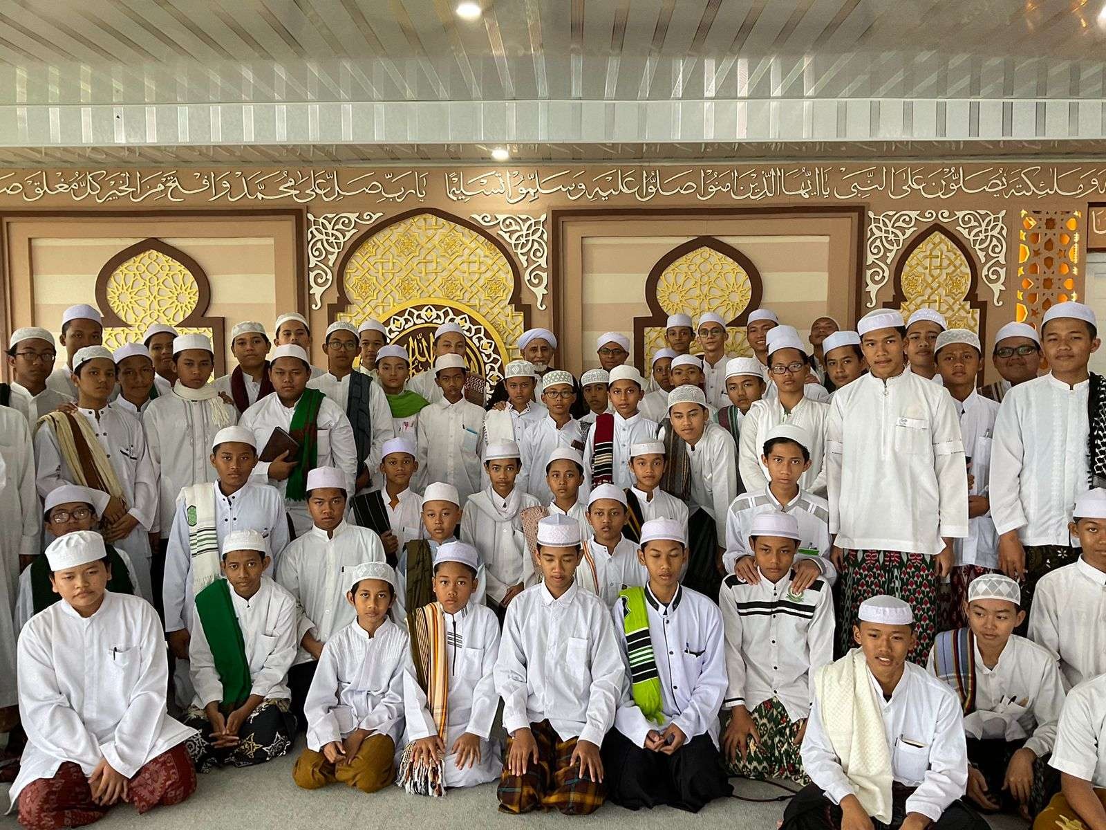 Para santri saat Rektor Universitas Imam Syafii Yaman hadiri Seminar Terbuka di Pondok Pesantren Tarim al-Ghanna Semarang. (Foto: dakwah islam)