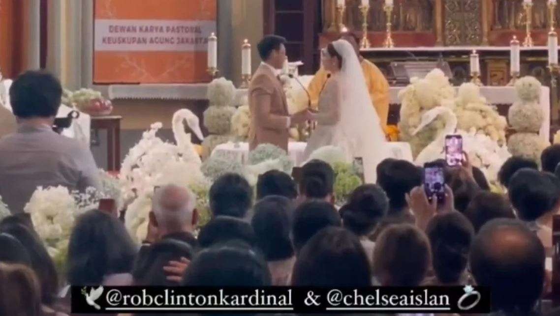Potret pernikahan Chelsea Islan dan Rob Clinton Kardinal di Gereja Katedral, Jakarta, Kamis 8 Desember 2022. (Foto: Insta story @darejow)