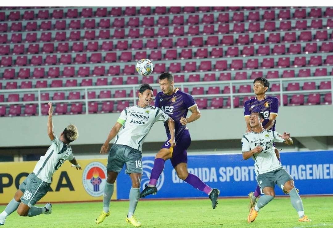 Persik Kediri dilumat 0-3 oleh Persib Bandung di Stadion Manahan Solo. (Foto: Humas Persik Kediri)