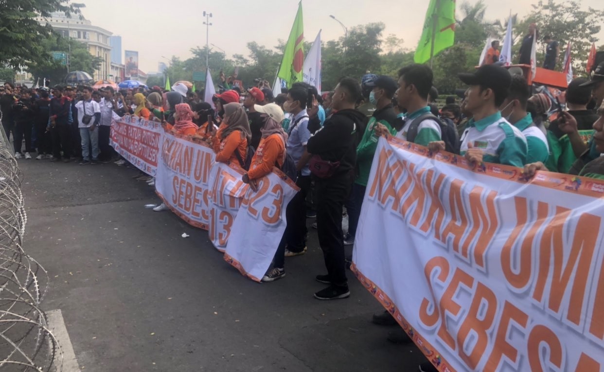 Buruh di Jawa Timur (Jatim) ancam unjuk rasa jika Upah Minimum Kota/Kabupaten (UMK) 2023 tak naik lagi. (Foto: Andhi Dwi/Ngopibareng.id)