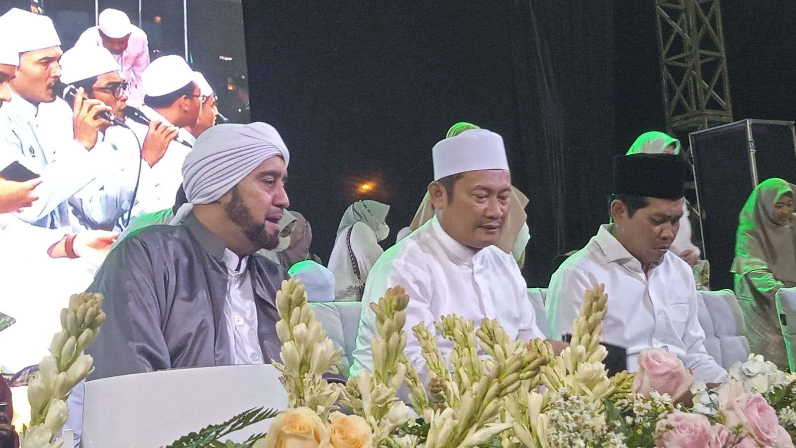 Habib Syech bin Abdul Qodir Assegaf dan penceramah KH Anwar Zahid hadir dalam acara Lamongan Bershalawat. (Foto: Imron Rosidi/Ngopibareng.id).