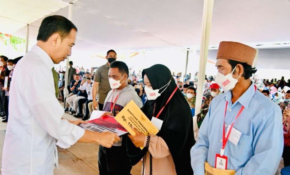 Presiden Joko Widodo menyerahkan bantuan untuk rehabilitasi rumah terdampak gempa Cianjur ( foto: Bpmi Setpres)