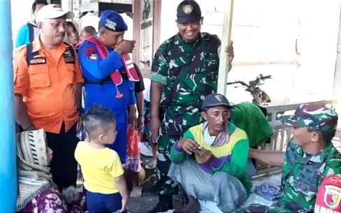 Salah satu nelayan tradisional Situbondo yang ditemukan selamat berbincang dengan anggota TNI, Polri, dan BPBD Situbondo. (foto: BPBD Situbondo)